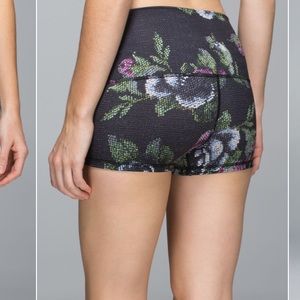 Lululemon Boogie Short (Roll Down) 
Garden Party Smooth Silver Multi
